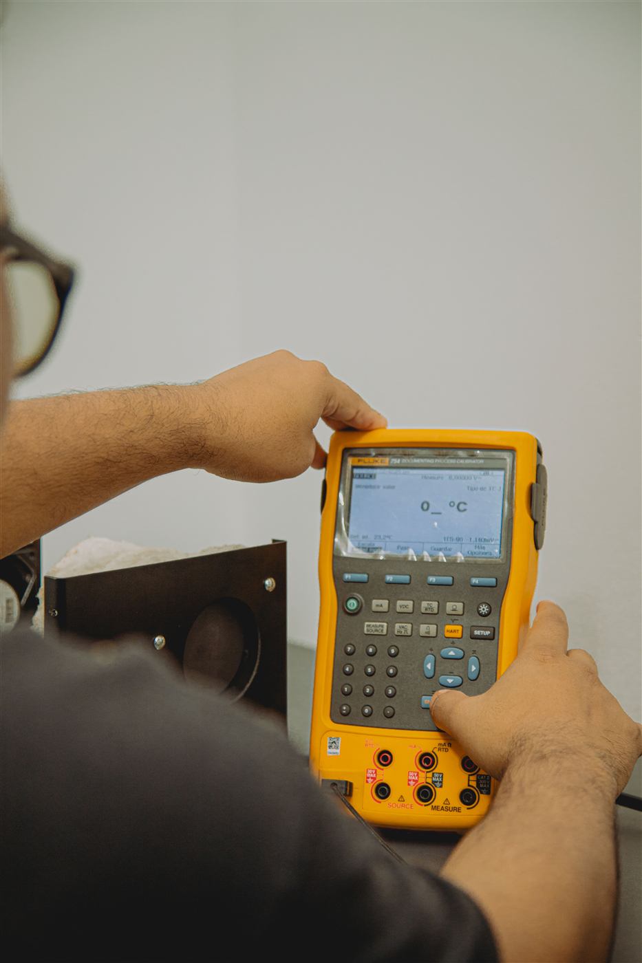 Especialista AXYZ operando calibrador de procesos Fluke 754