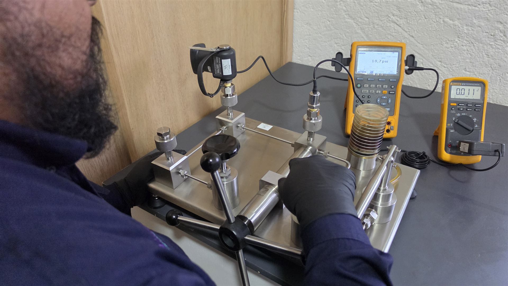 Calibración de presión con bomba de comparación y equipos Fluke